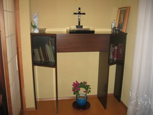 特注の家庭祭壇の納品です。イエスの御像にプラチナ箔を使用しています。収まりのいい家具も特注で。